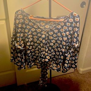Daisy may, flower shirt, size M